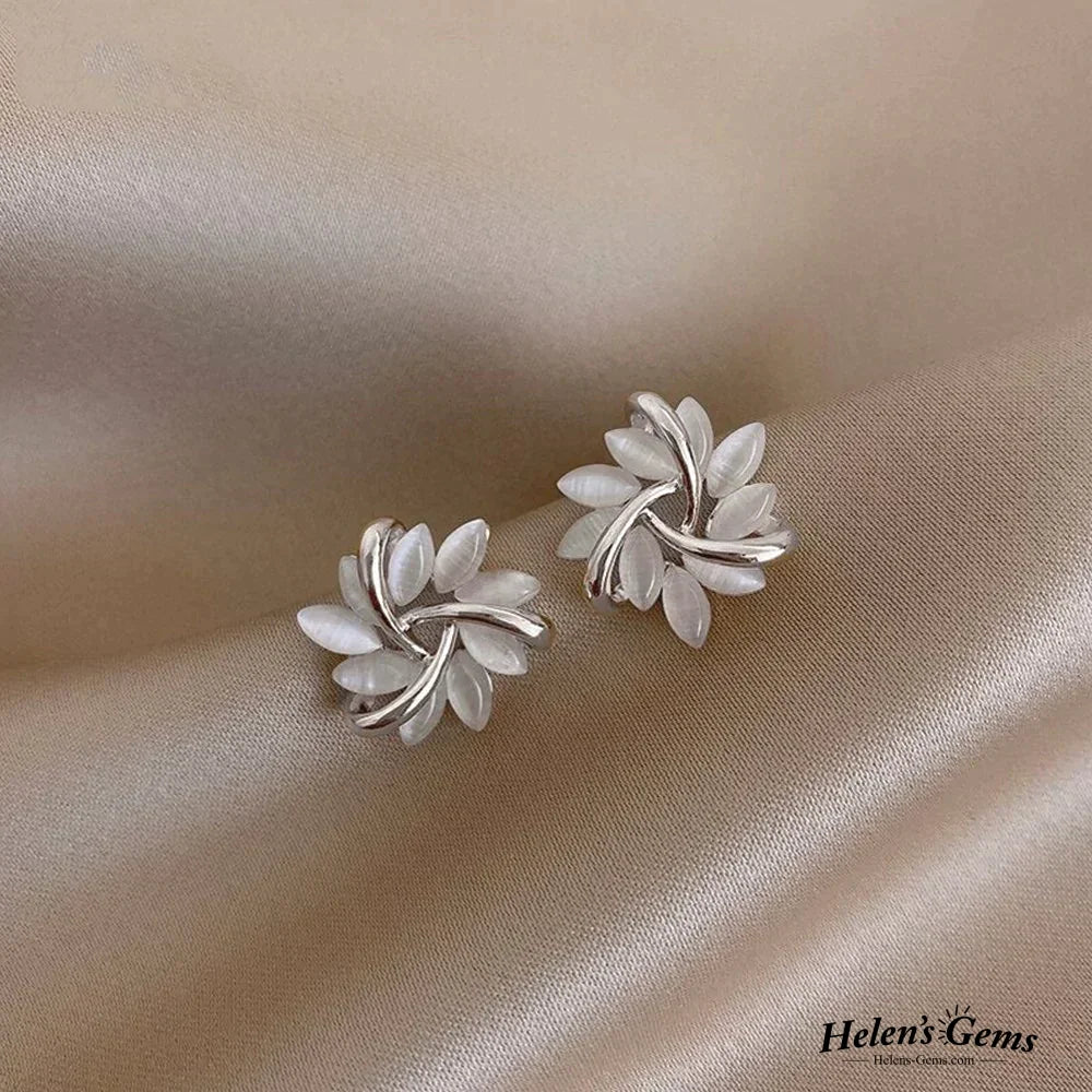Elegante en Exquisite Opal Petal Circle Stud Oorbellen in Goud
